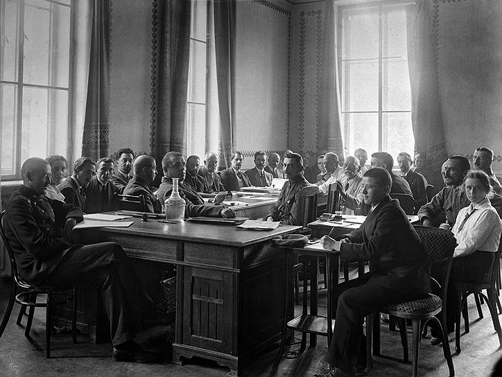 Если переговоры Украины и России в 1918 году (на фото) были безуспешными, но все-таки шли, то переговоры Украины и Крыма так и не состоялись
