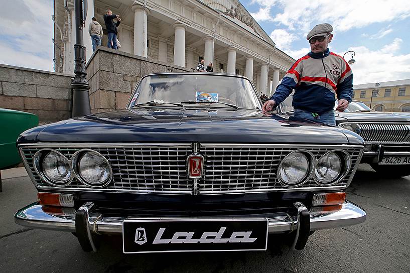 ВАЗ 2103. Производился с 1972 по 1984. Престижной в советской время «трешкой» владеет также Денис Мантуров