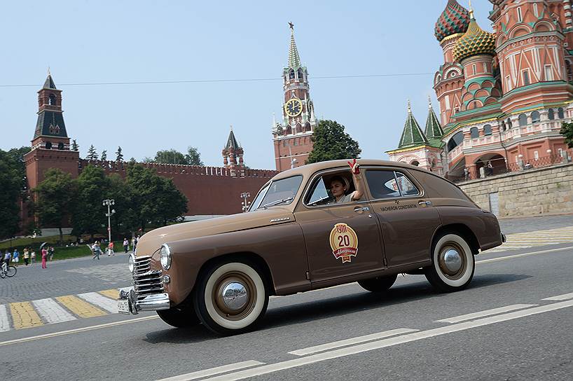 Газ-20 Победа. Производился в 1946-1958 годах. Таким авто владеют премьер Дмитрий Медведев, вице-премьер Аркадий Дворкович и полпред президента в Центральном округе Алексей Гордеев