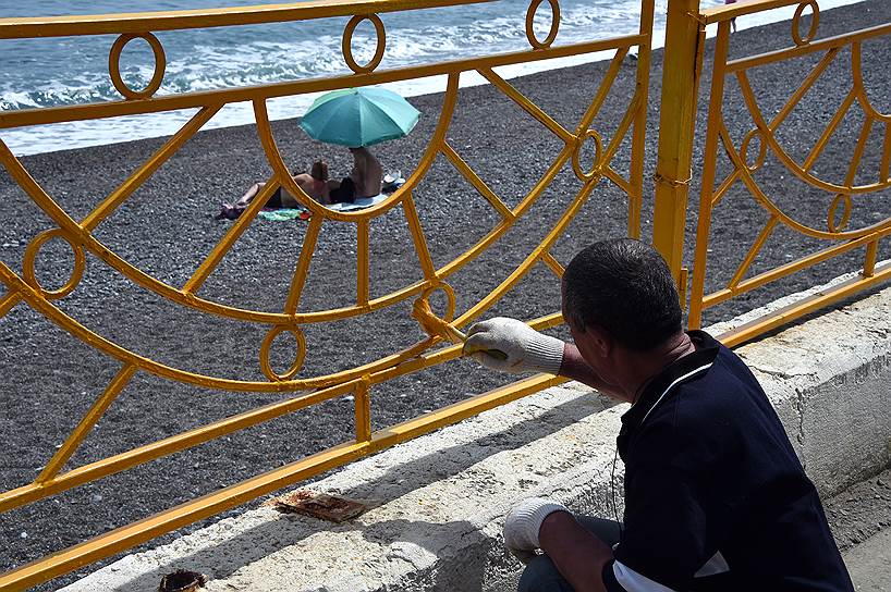 Алушта, Крым. Покраска ограждений набережной