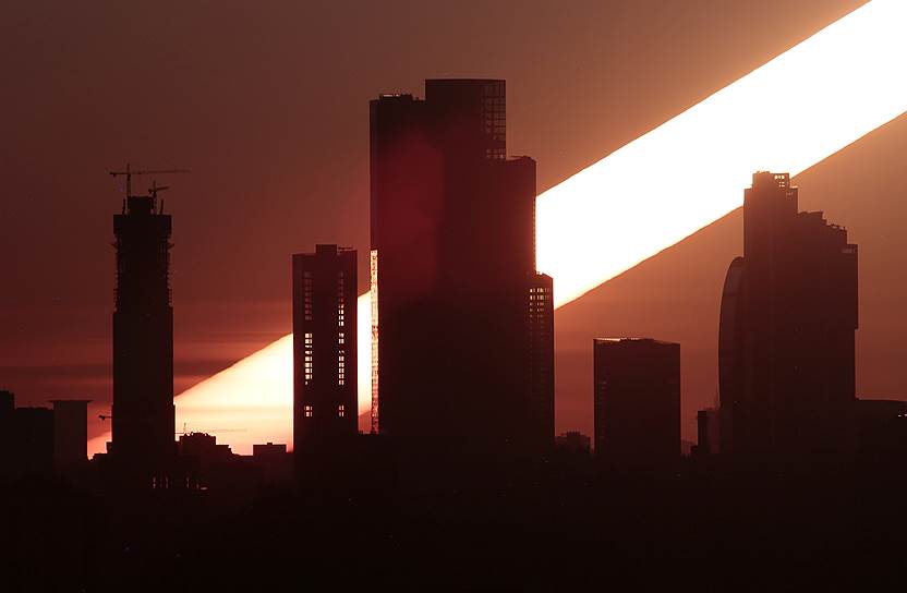 Москва, Россия. Деловой центр «Москва-Сити» во время восхода Солнца