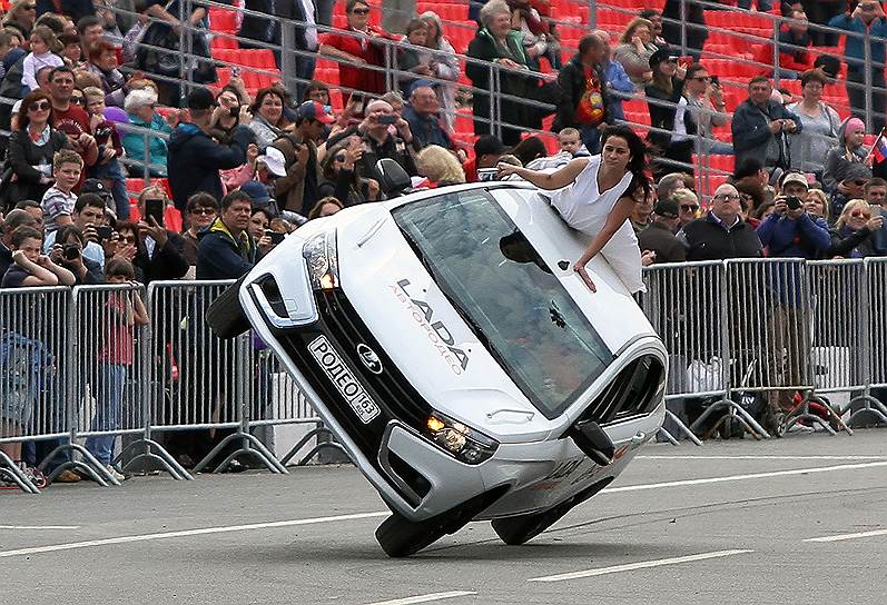 Шоу «Танцующие автомобили» на праздничной демонстрации в Самаре 