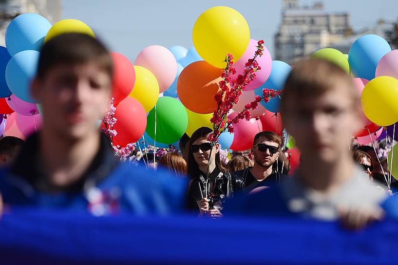 Участники первомайского шествия профсоюзов в Воронеже