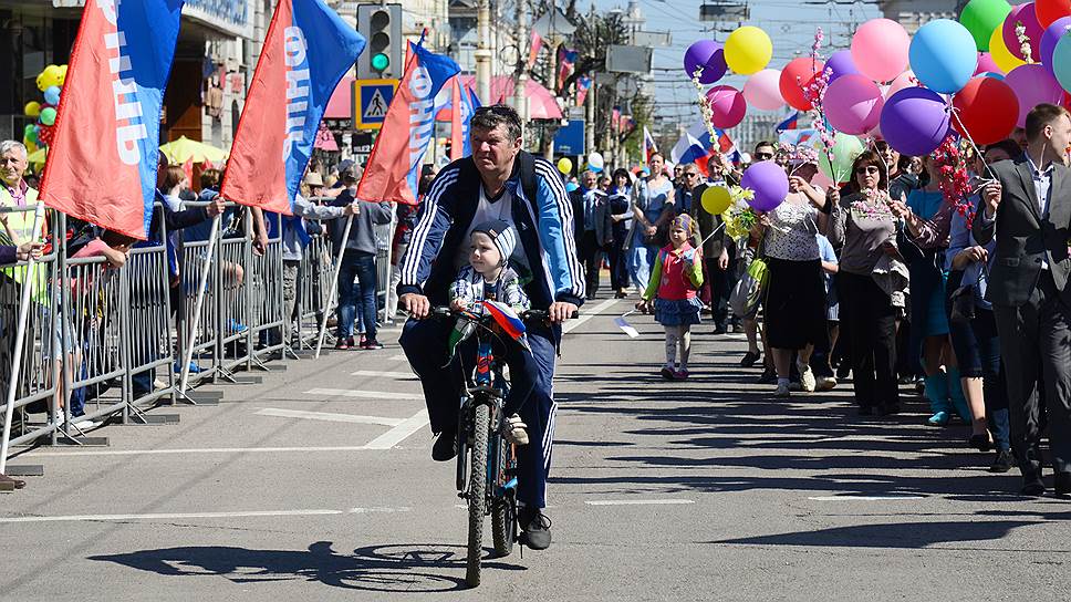 Участники первомайского шествия профсоюзов в Воронеже