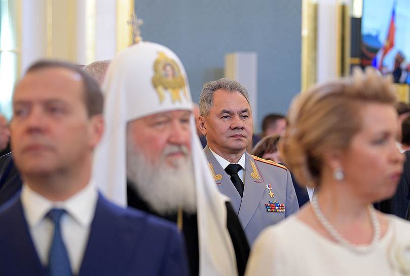 На фото слева направо: премьер-министр России Дмитрий Медведев, патриарх Кирилл, министр обороны России Сергей Шойгу и Светлана Медведева