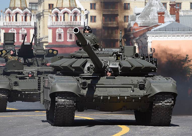 Танк Т-72Б3 во время парада