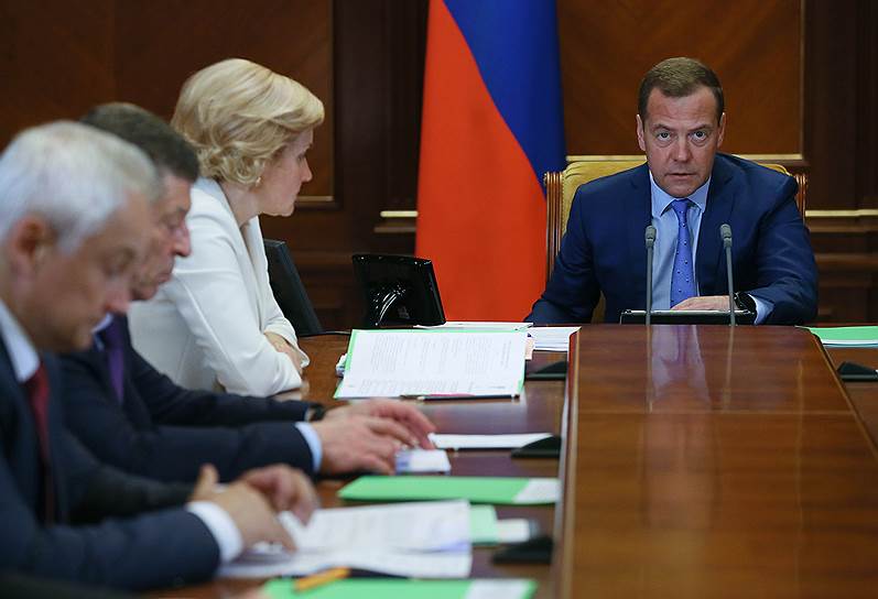Слева направо: помощник президента Андрей Белоусов, и.о. вице-премьеров Дмитрий Козак и Ольга Голодец, премьер-министр России Дмитрий Медведев