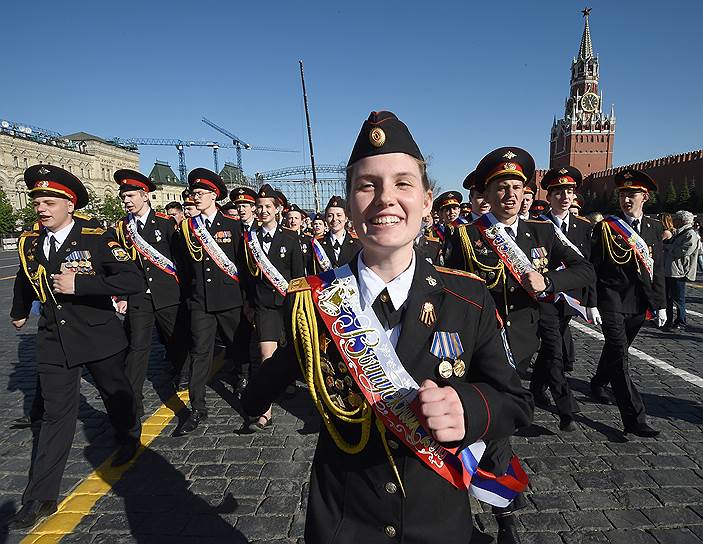 Москва. Российские выпускники отмечают окончание школы 