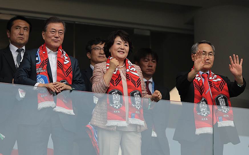 Президент Южной Кореи Мун Чжэ Ин (слева) со своей женой Ким Джонсук