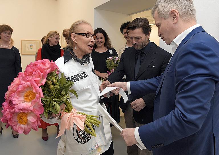 Справа налево: руководитель Департамента культуры города Москвы Александр Кибовский, бывший главный редактор журнала Forbes Николай Усков и директор Мультимедиа Арт Музея Ольга Свиблова во время празднования ее дня рождения