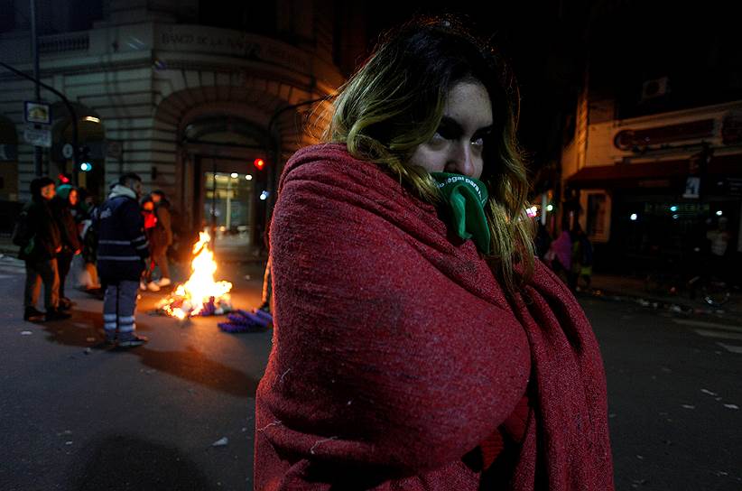 Буэнос-Айрес, Аргентина. Участница акции в поддержку легализации абортов у здания парламента 