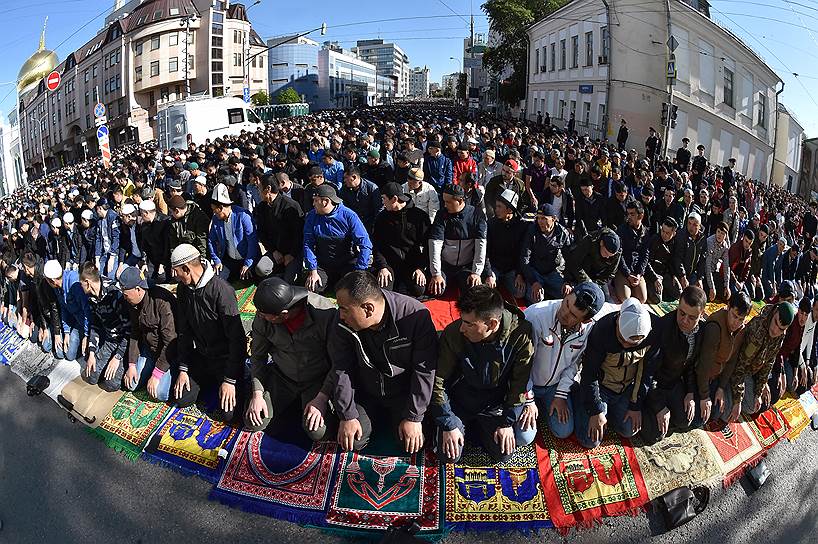 Верующие во время намаза у Московской Соборной мечети