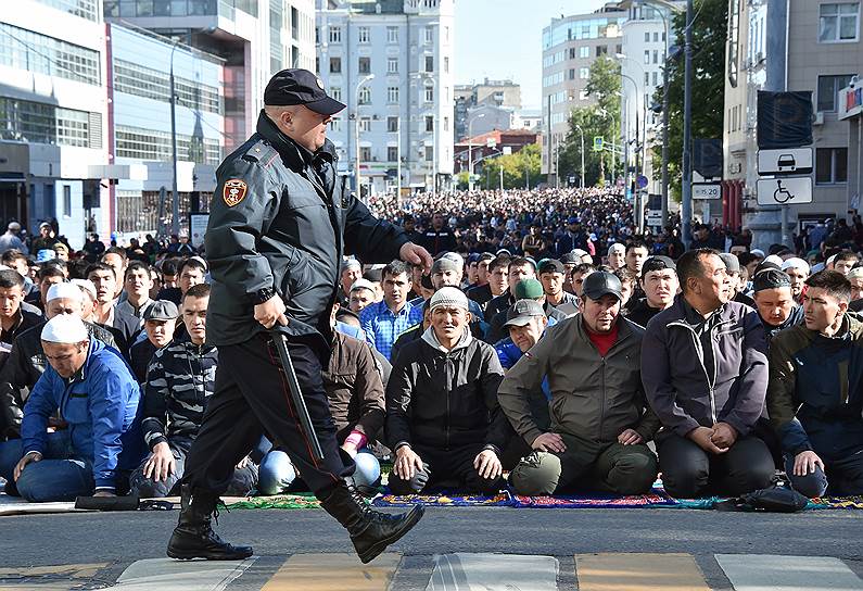 Верующие во время намаза у Московской Соборной мечети