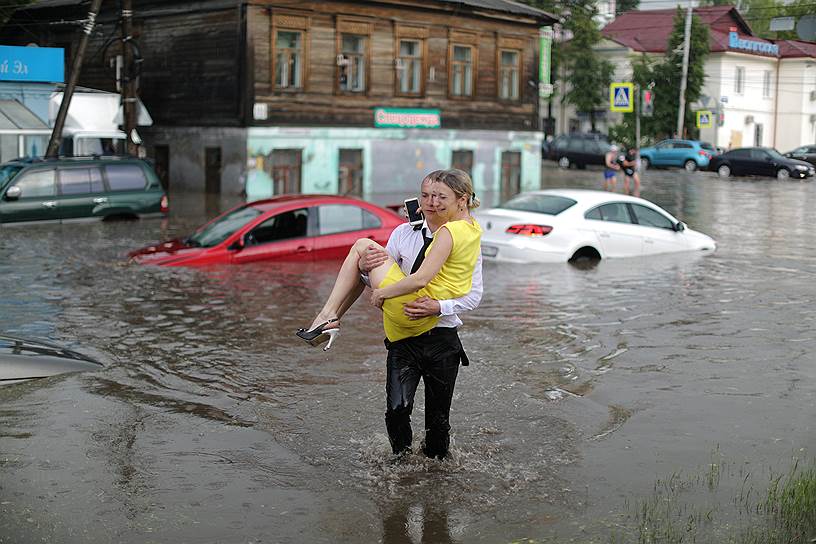 Нижний Новгород, Россия. Последствия ливня в городе