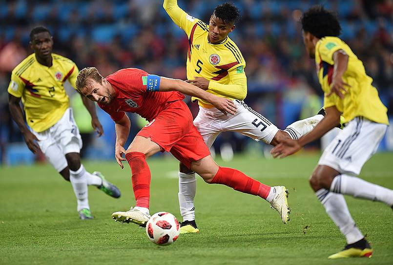 Игрок сборной Колумбии Вильмар Барриос (второй справа) и игрок сборной Англии Гарри Кейн (второй слева) во время матча