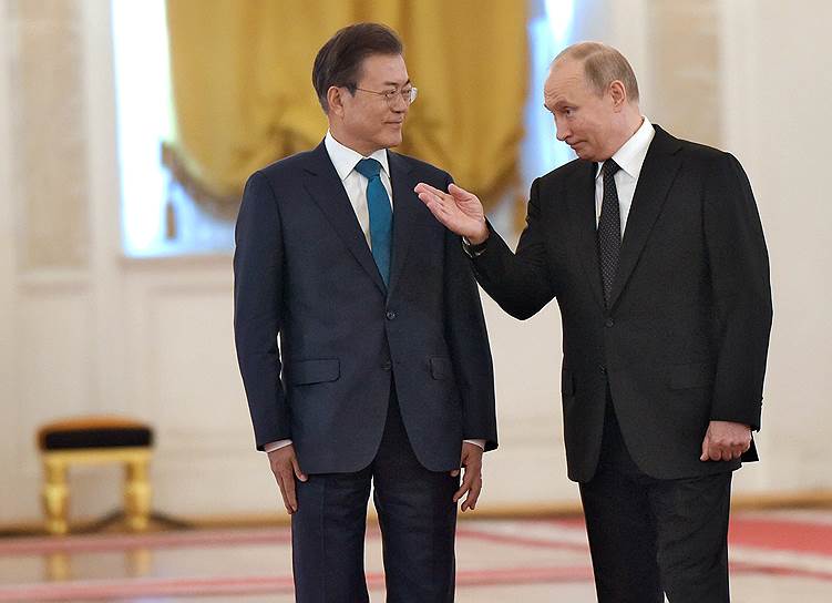 Президент России Владимир Путин (справа) и президент Южной Кореи Мун Чжэ Ин