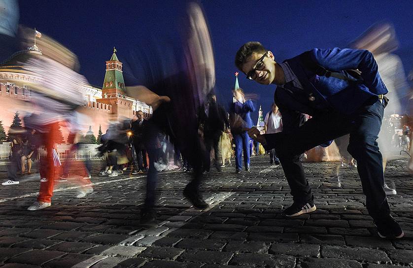 Москва. Кремль. Красная площадь перед началом бала «Выпускник – 2018» в Государственном Кремлевском дворце