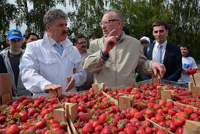 Директор Совхоза имени Ленина Павел Грудинин (слева) и лидер ЛДПР Владимир Жириновский (в центре)