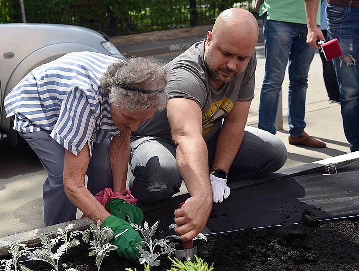 Мать Анны Политковской Раиса Мазепа (слева) и сын Анны Политковской Илья во время церемонии открытия сада памяти журналистки Анны Политковской у редакции «Новой газеты»