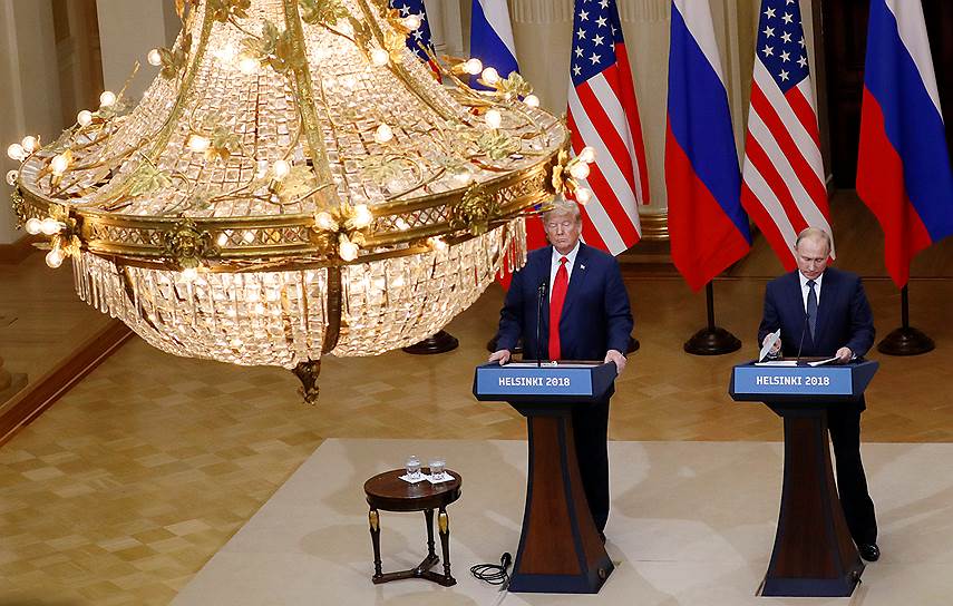 Совместная пресс-конференция президентов России и США в одном из залов дворца президента Финляндии