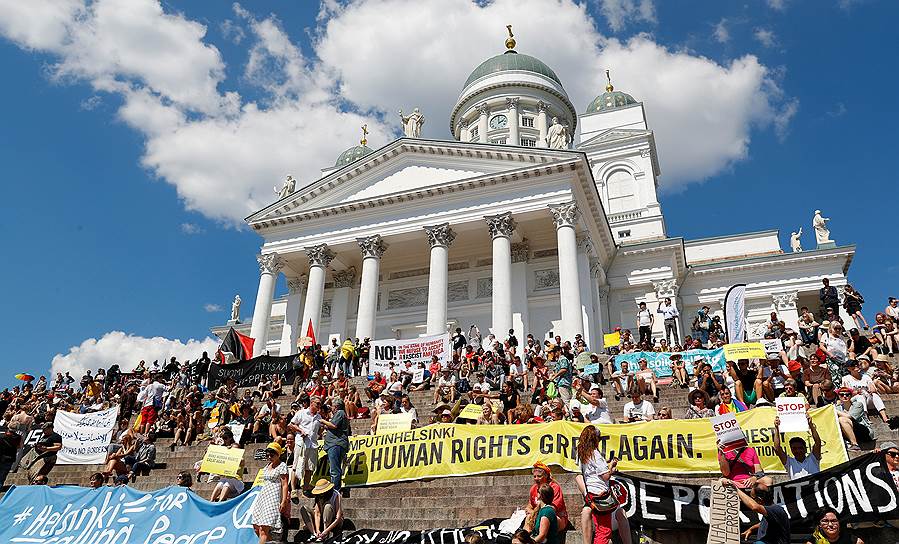 Акция протеста против переговоров президента США Дональда Трампа и президента России Владимира Путина в Хельсинки