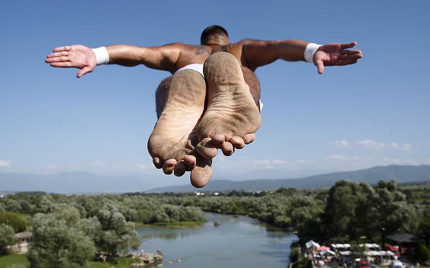 Джяковица, Косово. Участник соревнований по прыжкам в воду