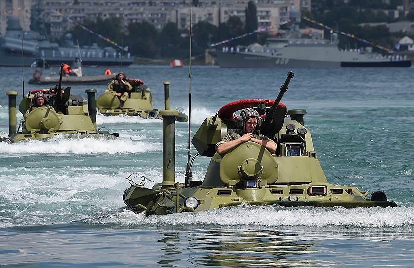 Севастополь, Крым. Бронетранспортеры во время репетиции морского парада в честь Дня ВМФ России