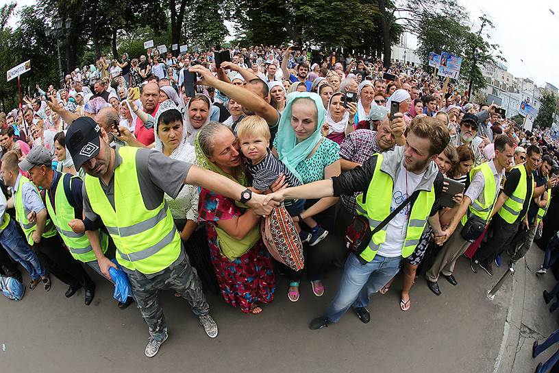 Киев, Украина. Крестный ход Украинской православной церкви Московского патриархата, посвященный 1030-летию крещения Руси