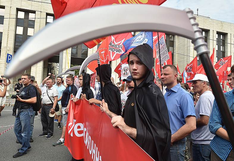 Москва. Участники шествия и митинга 