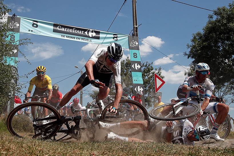 Аррас, 156,5 км &lt;br>
После очередного этапа Tour de France французский полицейский не узнал действовавшего чемпиона гонки Криса Фрума и «скрутил» его на пути к командному автобусу