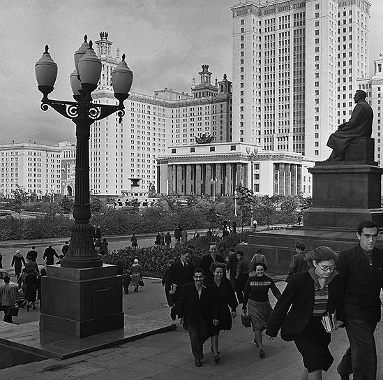 1 сентября 1953 года в Москве открылся новый корпус МГУ им. М. В. Ломоносова. Во время отделочных работ на 22-м этаже главного корпуса был организован лагерный пункт на 700 заключенных. Зеки также строили здания физического, химического и биологического факультетов МГУ