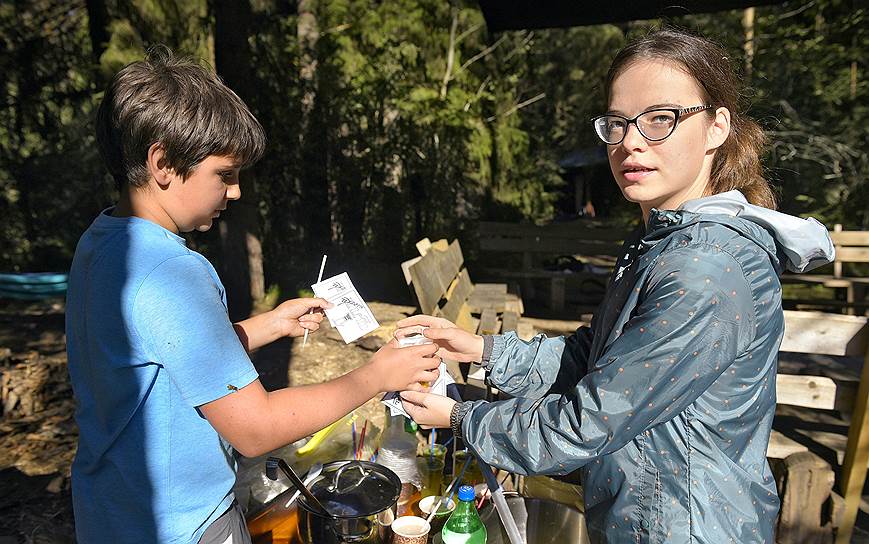 С детства Диана мечтает стать учителем, но в детском доме ей поставили диагноз «умственная отсталость», из-за чего она не смогла учиться в обычной школе и получить аттестат. Пока она может работать только помощником особых детей