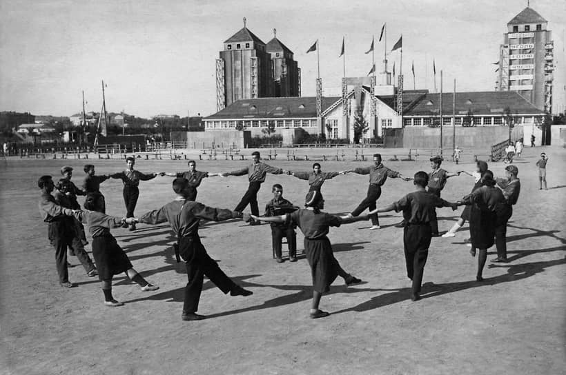 В 1923 году «городская пустопорожняя земля» была отдана под I Всероссийскую сельскохозяйственную и кустарно-промышленную выставку (ВСХВ). Именно тогда была определена территория будущего парка — пойменные прибрежные земли Москвы-реки от Крымского моста до Нескучного сада