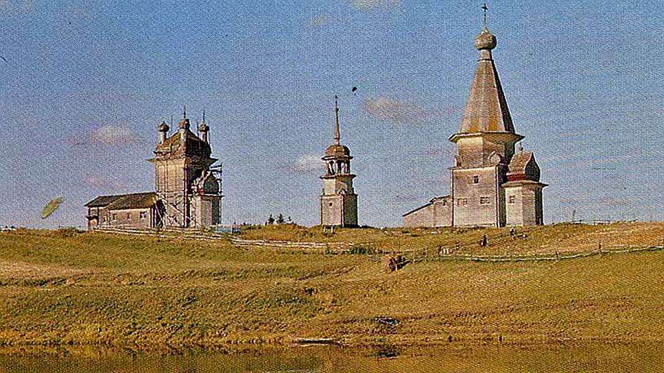 Усть-Кожский погост, Архангельская область, близ деревни Макарьинское. Деревянный ансамбль-«тройник» простоял на берегу реки Кожи до середины 1980-х годов. В центре — пятиглавая церковь Климента (датируется 1695 годом), рядом — шатровая Крестовоздвиженская церковь (1769) и колокольня (ХVIII века). Ансамбль полностью уничтожен пожаром в 1985-м — согласно версиям краеведов, дети играли со спичками и спалили дотла два храма с колокольней