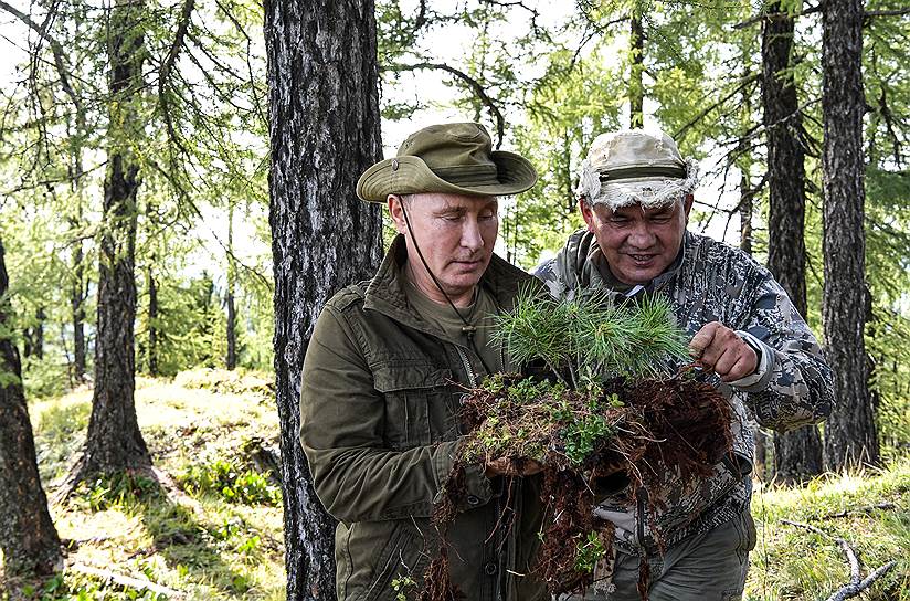 Республика Тыва, Россия. Президент России Владимир Путин (слева) и министр обороны Сергей Шойгу во время посещения Саяно-Шушенского заповедника