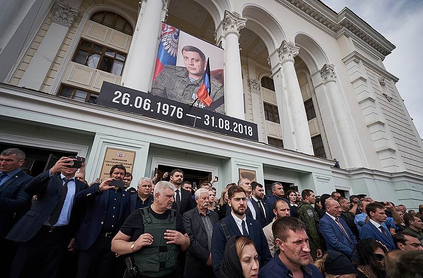 Глава республики Крым Сергей Аксенов (в центре, слева) и председатель Народного Совета ДНР Денис Пушилин (в центре, справа)