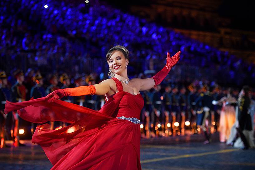 Церемония закрытия прошла на Красной площади, в рамках которой состоялось выступление участников танцевального коллектива в исторических костюмах XIX века