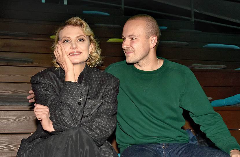 Дизайнер Гоша Рубчинский и актриса, режиссер Рената Литвинова перед премьерой документального фильма Антона Желнова «Бедные люди. Кабаковы» в Музее современного искусства «Гараж»