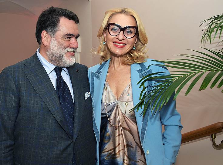 Председатель наблюдательного совета компании Bosco di Ciliegi Михаил Куснирович и директор торгового департамента галереи магазинов Bosco di Ciliegi Екатерина Моисеева во время открытия выставки «Bvlgari. Очарование женственности. Великолепие римских драгоценностей» в Доме Пашкова