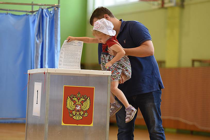 Воронеж. Избиратель с дочерью на одном из избирательных участков на выборах губернатора Воронежской области