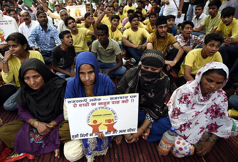 Попытки властей Индии контролировать рождаемость вызывают протесты населения