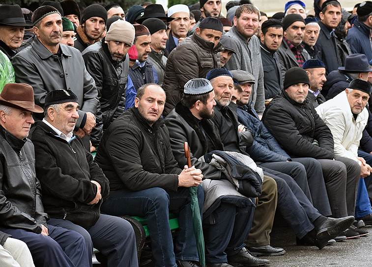 Протестующие на центральной площади в Магасе 