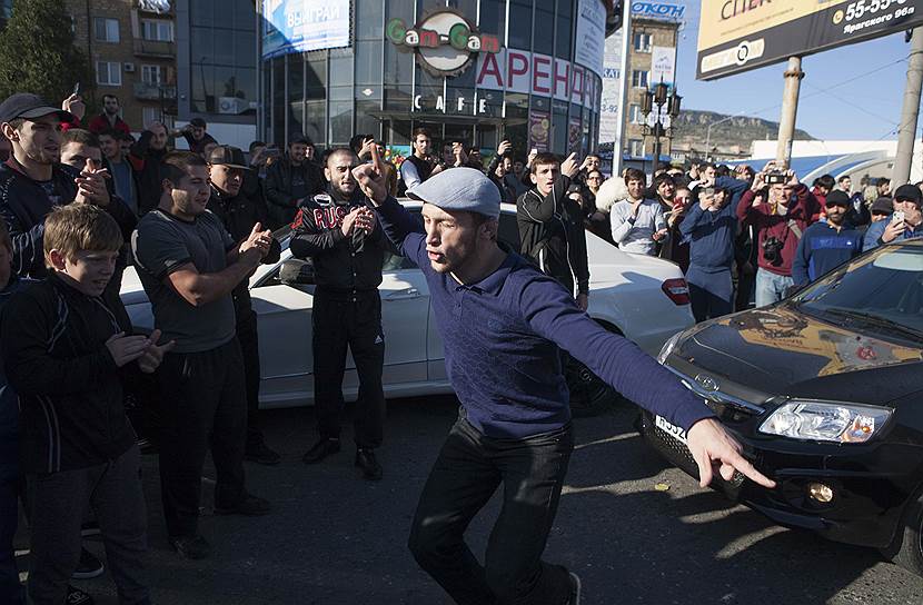 Поклонники Хабиба Нурмагомедова празднуют его победу в Махачкале