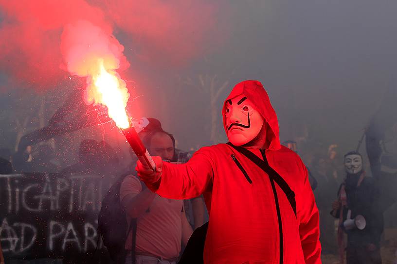 Париж, Франция. Участники митинга против проводимой в стране социальной политики 
