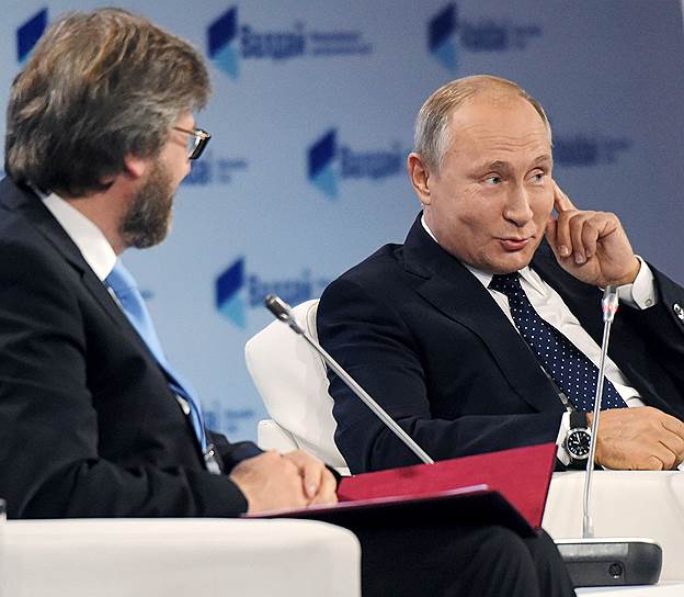 Президент России Владимир Путин (справа) и директор Фонда развития и поддержки Международного дискуссионного клуба «Валдай» по научной работе Федор Лукьянов