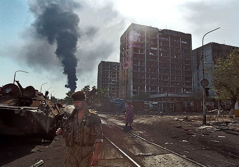 1994 год - Первая чеченская война.

 

И ты поймешь, что нет над тобой суда,

Нет проклятия прошлых лет,

Когда вместе со всеми ты скажешь - да!

И вместе со всеми - нет!

И ты будешь волков на земле плодить,

И учить их вилять хвостом!

А то, что придется потом платить,

Так ведь это ж, пойми, - потом!