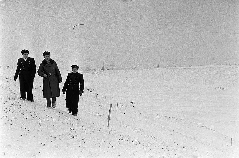 1952 год – пик кампании «борьбы с космополитами», государственный антисемитизм
Шесть миллионов убитых,
Шесть миллионов убитых,
Шесть миллионов убитых!
А надо бы ровно десять!
Любителей круглого счета
Должна порадовать весть,
Что жалкий этот остаток
Сжечь, расстрелять, повесить
Вовсе не так уж трудно,
И опыт, к тому же есть!