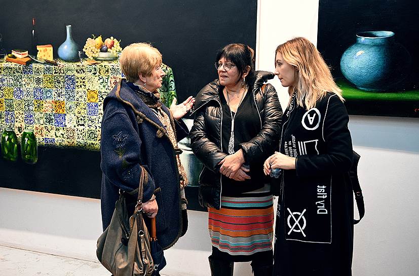 Писатель Татьяна Толстая (в центре) на выставке  Константина Тотибадзе «На даче» в галерее Тотибадзе в центре современного искусства «Винзавод»