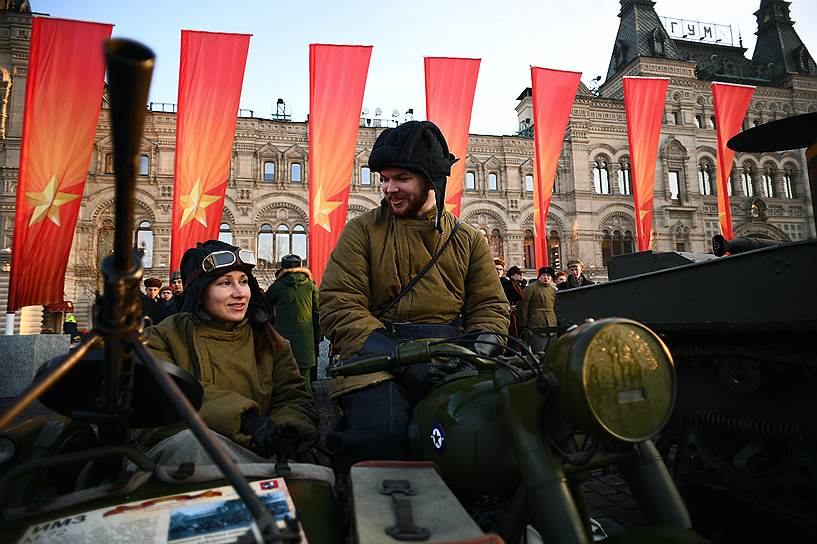 Участники готовятся к маршу, посвященному 77-й годовщине военного парада 1941 года