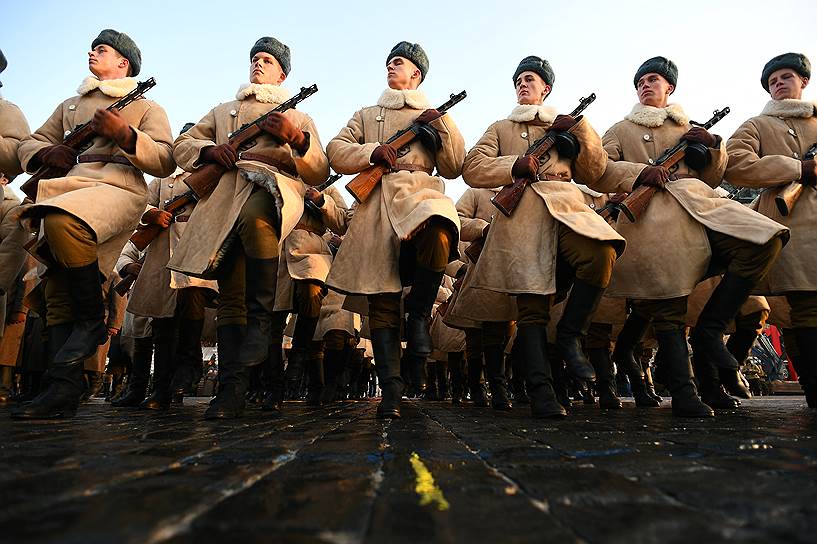 В марше участвовали военнослужащие Минобороны РФ в составе исторических рот, кавалерийская группа Президентского полка ФСО России, воспитанники Московского суворовского и Московского военно- музыкального училищ